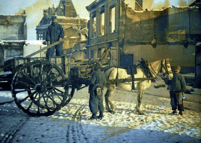 Drei französische Soldaten in einer Straße mit beschädigten Gebäuden, Chauny, Aisne, Frankreich, 1917 von Fernand Cuville